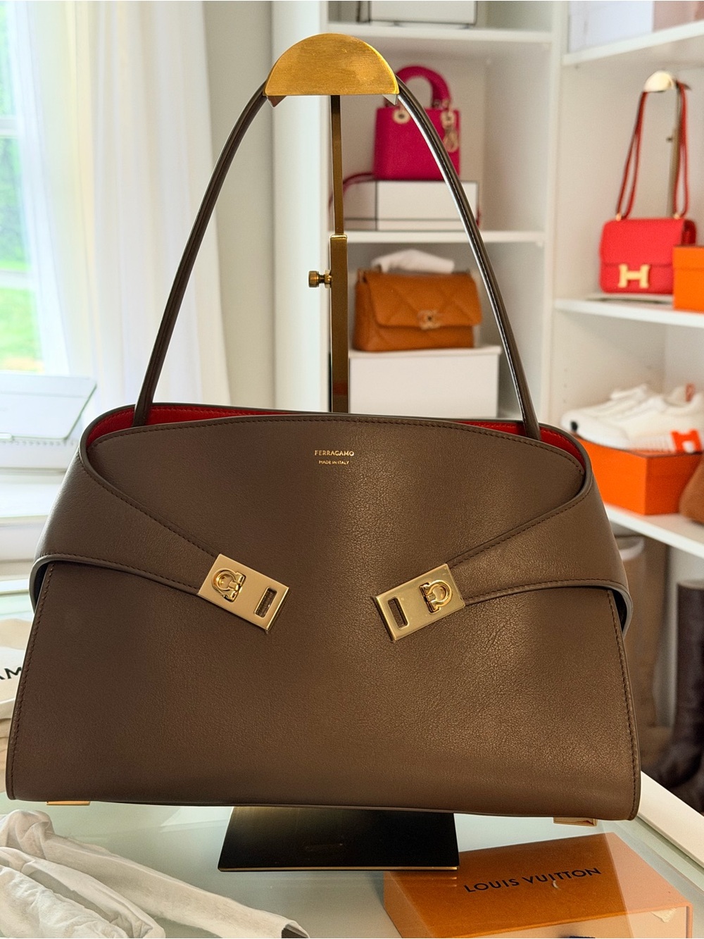 Salvatore Ferragamo Hug Soft bicolor shoulder bag (M) in Clay/Flame red colors - Picture 5 of 11